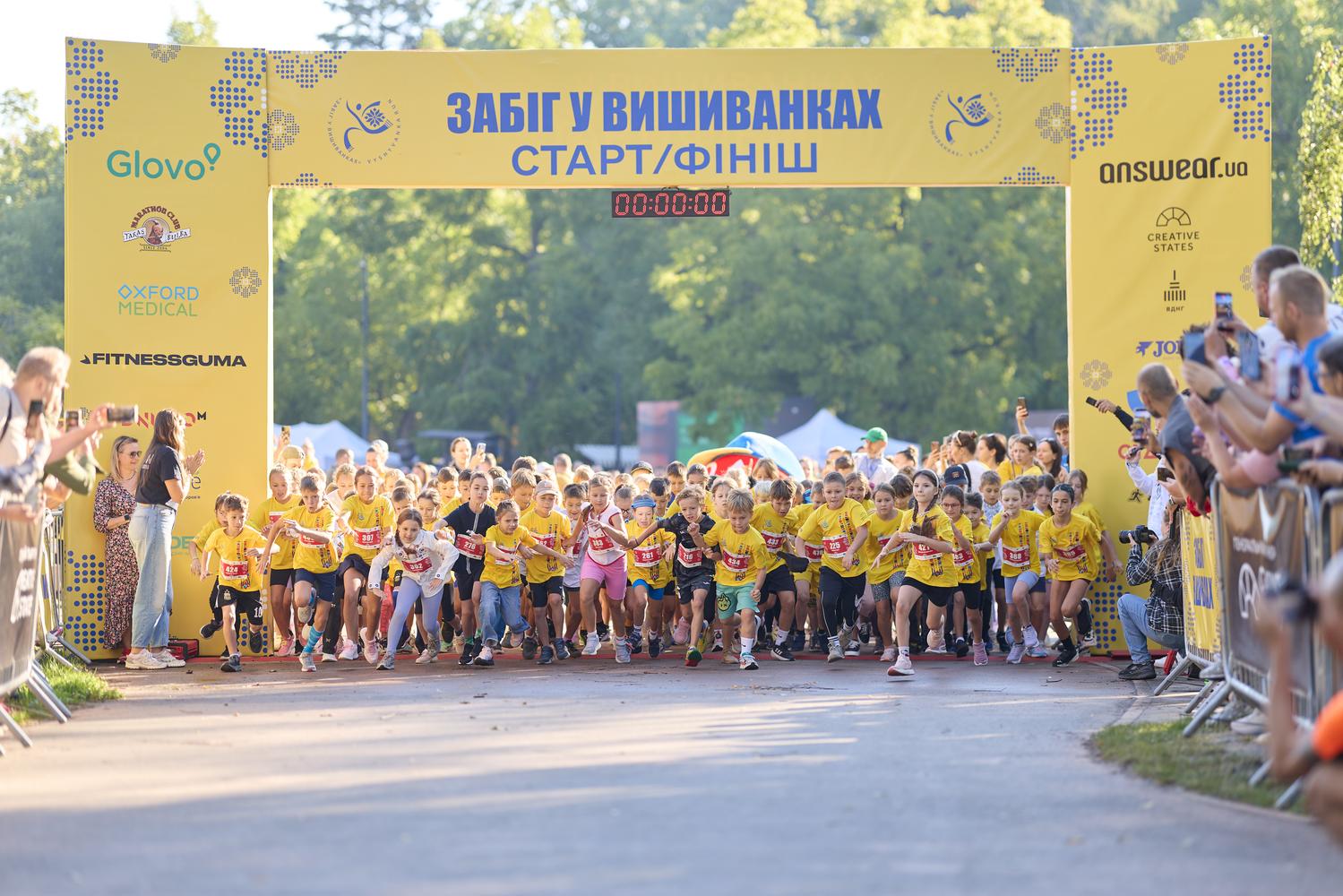 Від дитячих стартів до півмарафону: у Києві пройшов "Забіг у вишиванках" до Дня Незалежності